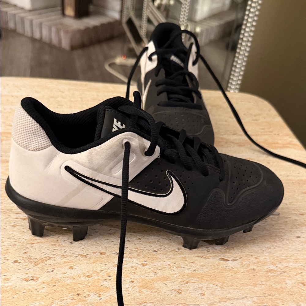 Nike Boy's Black and White Athletic Cleats